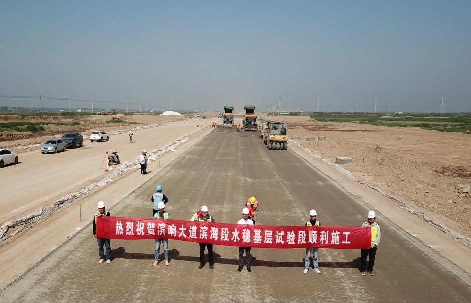 新進(jìn)展！濱響大道水穩(wěn)層開始鋪設(shè)1.jpg