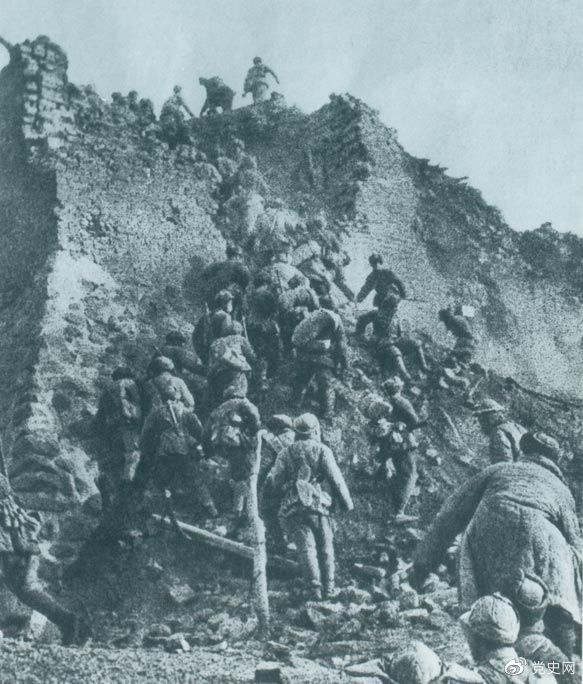 1948年12月，人民解放軍向新保安守敵發(fā)起攻擊。這是解放軍戰(zhàn)士登上新保安城頭。 